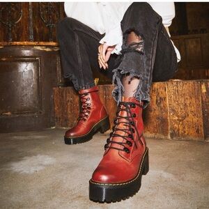 Dr Martens brick Leona boot